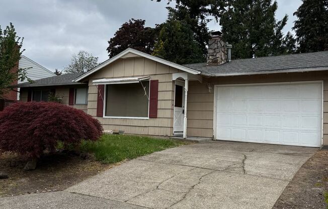 Great location in Milwaukie, OR! 3 bedroom 1 bath home with a large yard!