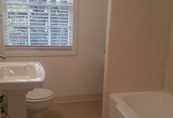 1 bed, 1 bath, 686 sqft, $1,500, Unit 27