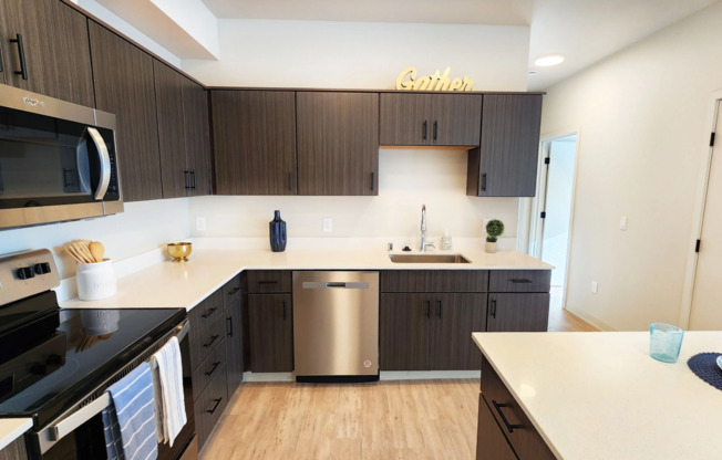 2 beds, 1 bath, 913 sqft, $1,900, Unit B-306