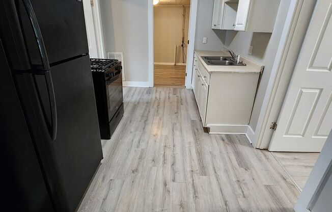 3 beds, 1 bath, $930