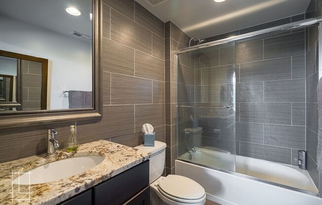 2 beds, 2 baths, $2,350, Unit 727 N. 4th St. Apt. 211