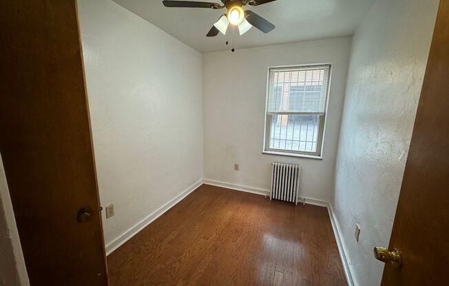 3 beds, 1 bath, $2,175, Unit 210C