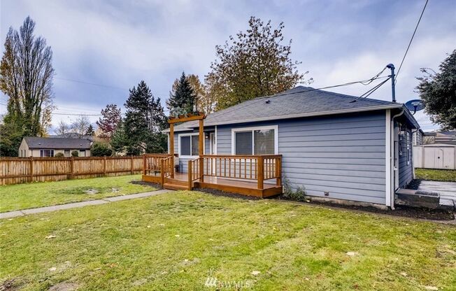 Charming 3 Bedroom Skyway House with Large Yard!!