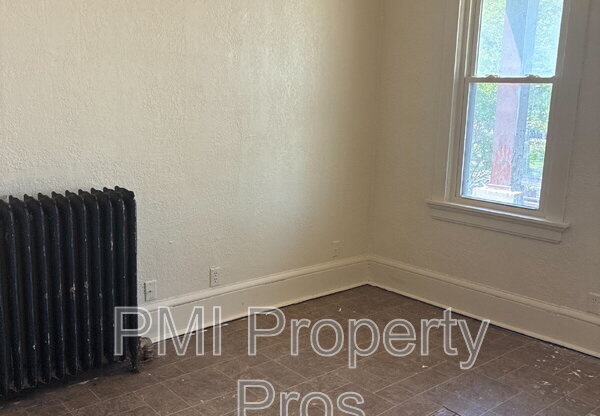 1562 S 7 ST