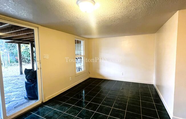 3 beds, 1 bath, $2,195, Unit # #B