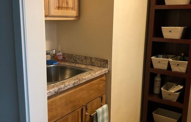 Studio, 1 bath, 400 sqft, $935, Unit 1A