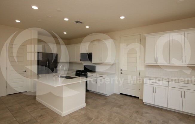 943 E DANBURY DR