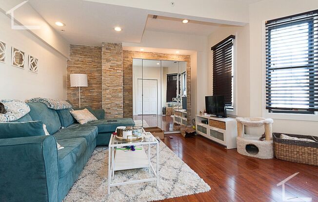 Beautiful & Renovated 2 bed in Brookline... Really Nice Listing!!