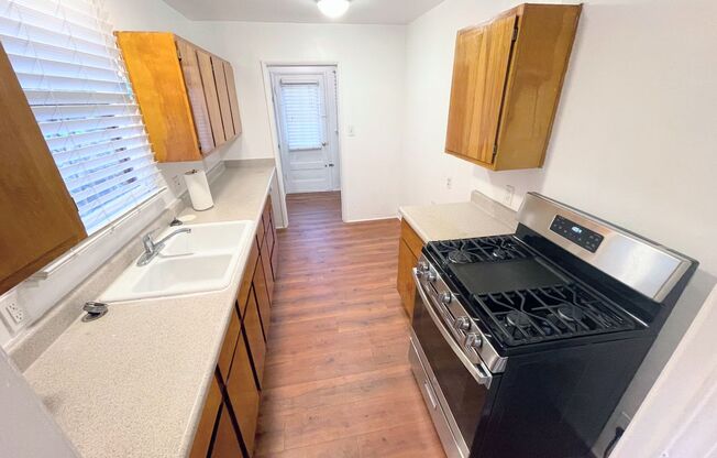 3bd/1ba home in Rosewood. Huge backyard and 2 car garage!!