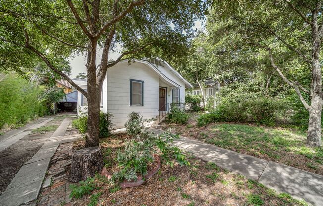 CHARMING 2-BEDROOM ALAMO HEIGHTS COTTAGE