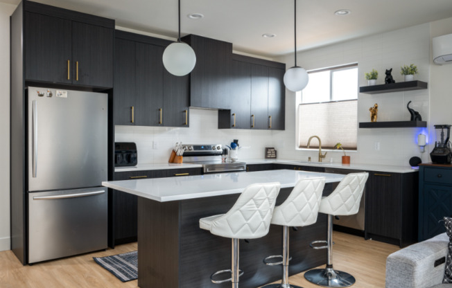 1226 W 24 ST