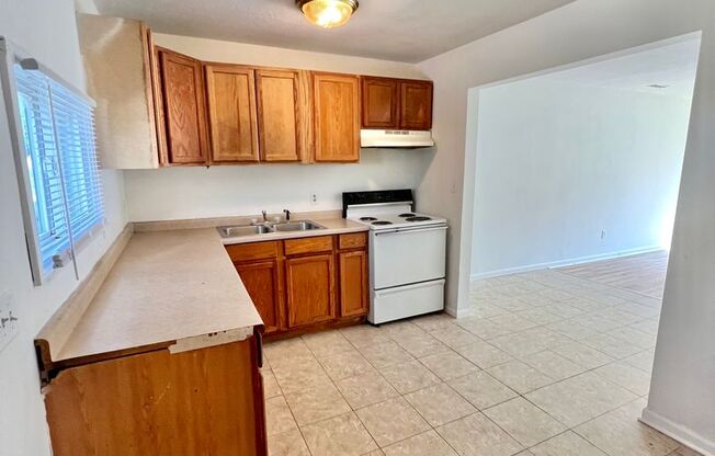 3 beds, 1 bath, $950