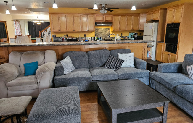 311 E 44 ST