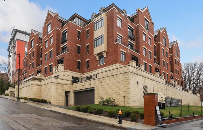 2 beds, 2 baths, 995 sqft, $4,100, Unit 302