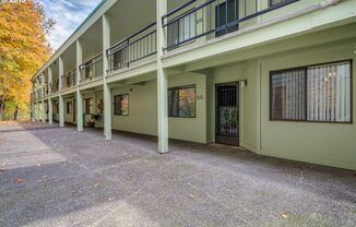 S. PDX 2Bed 2Bath ~ Condo~Near OHSU w/ 2 Reserved parking spots & Washer & Dryer!