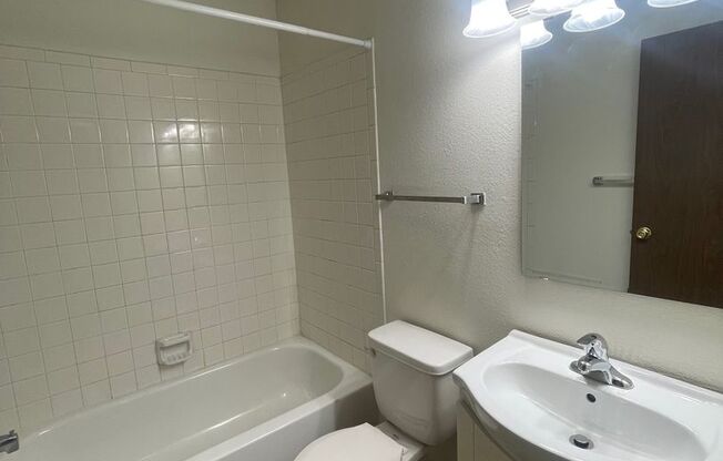 2 beds, 1 bath, $810, Unit 30