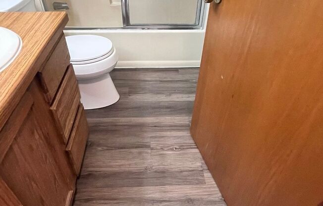 Welcome Home to this charming 2 bedroom, 1 bathroom apartment in Neenah, WI!