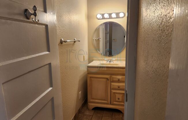 2 beds, 1 bath, $1,095, Unit Battery, 2219 S.