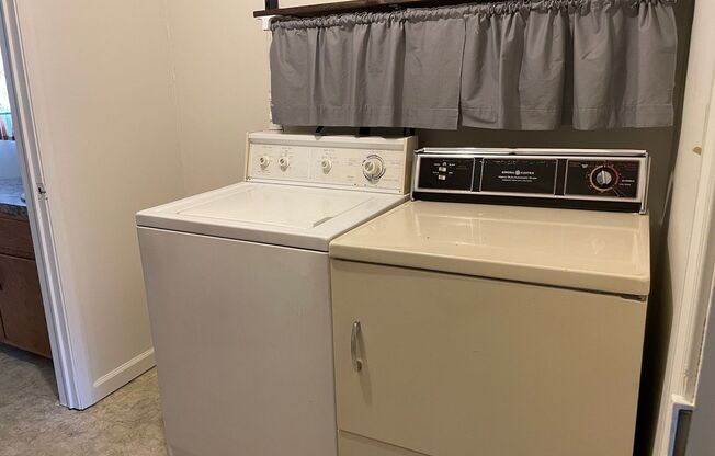 1 bed, 1 bath, $1,000, Unit 38B Middle Spring Road