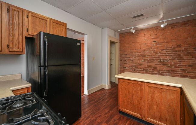 2 beds, 1 bath, $1,495, Unit 32 2