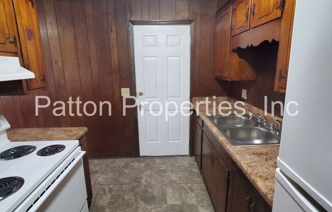 2 beds, 1 bath, 880 sqft, $995, Unit A