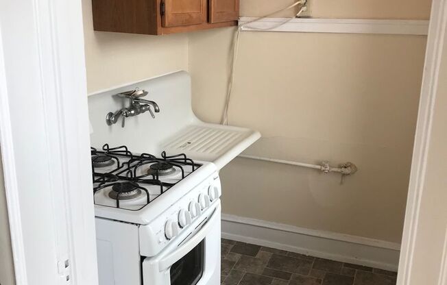 Studio, 1 bath, $820, Unit 402