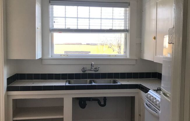 Studio, 1 bath, 400 sqft, $1,325, Unit 06