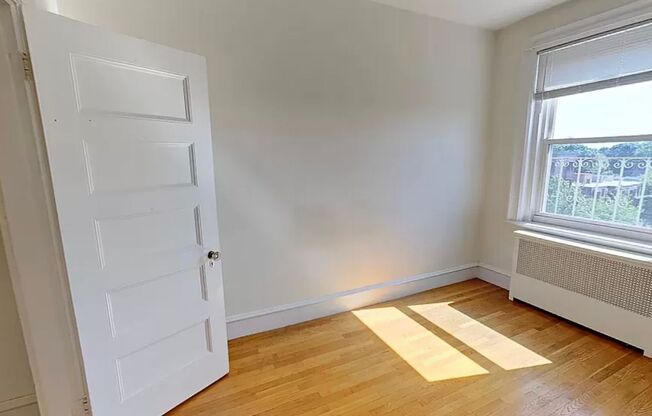 2 beds, 1 bath, 750 sqft, $3,400, Unit 53