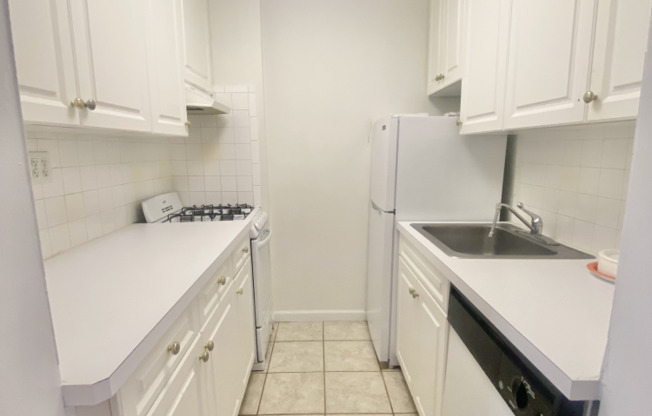 2 beds, 1 bath, $3,350, Unit 18