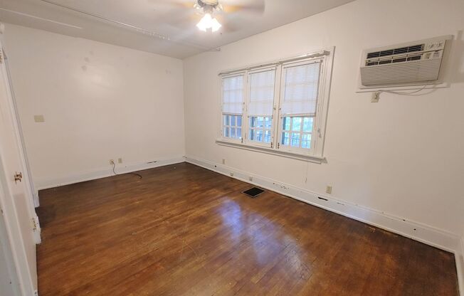 Studio, 1 bath, $700, Unit B