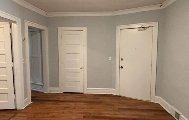 580-582 Thomas Ave W