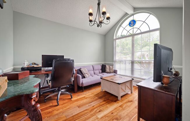 Mandarin Home with 3 bedroom PLUS an office and fully fenced back yard