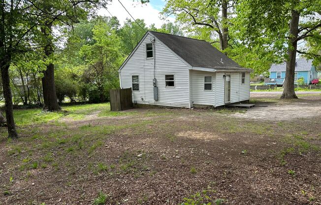 Spacious 3 Bedroom, 1 Bathroom House on quiet street