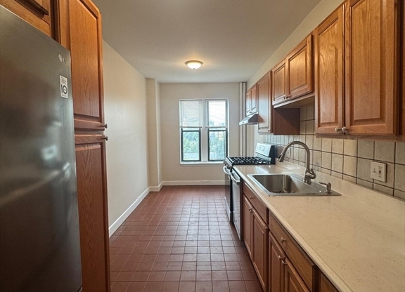 3 beds, 1 bath, 1,003 sqft, $4,700, Unit 13