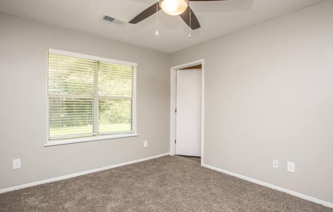 3 beds, 2 baths, 1,096 sqft, $1,550