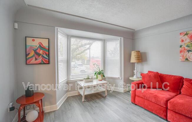 216 E 27 ST