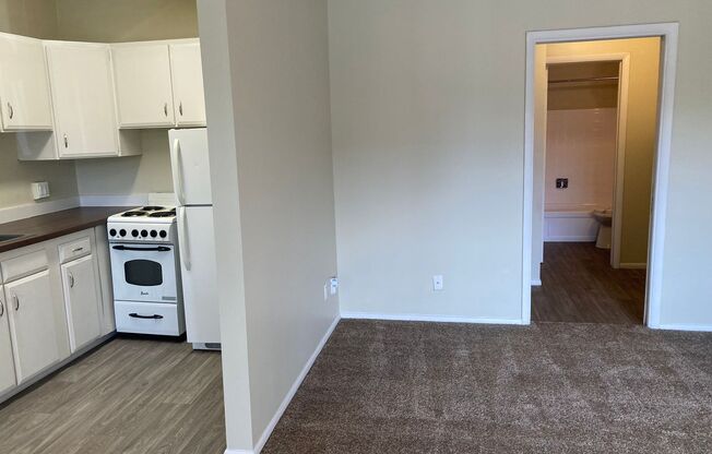 1 bed, 1 bath, 585 sqft, $1,129, Unit 9