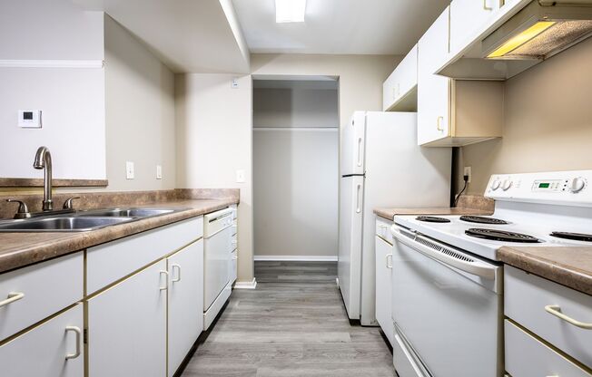 2 beds, 1 bath, 825 sqft, $959, Unit 3819 Jones St #101