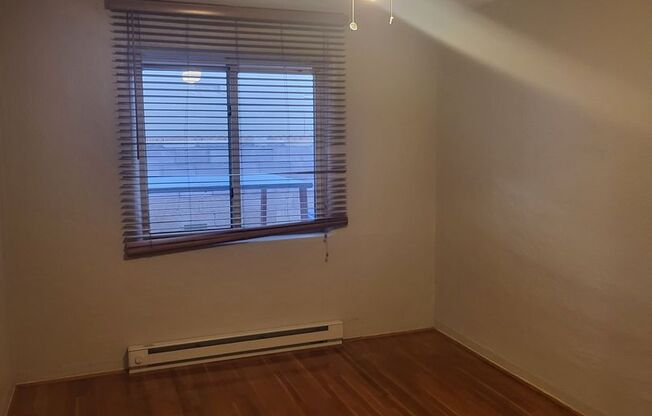 2 beds, 1 bath, 800 sqft, $1,250