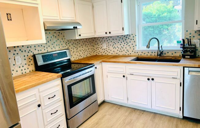 Light, Bright and Updated 2 bed 1.5 bath townhouse in Lynnwood