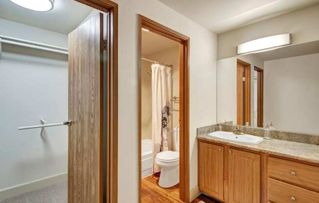 Island Park bathroom Apartments in Kent, WA