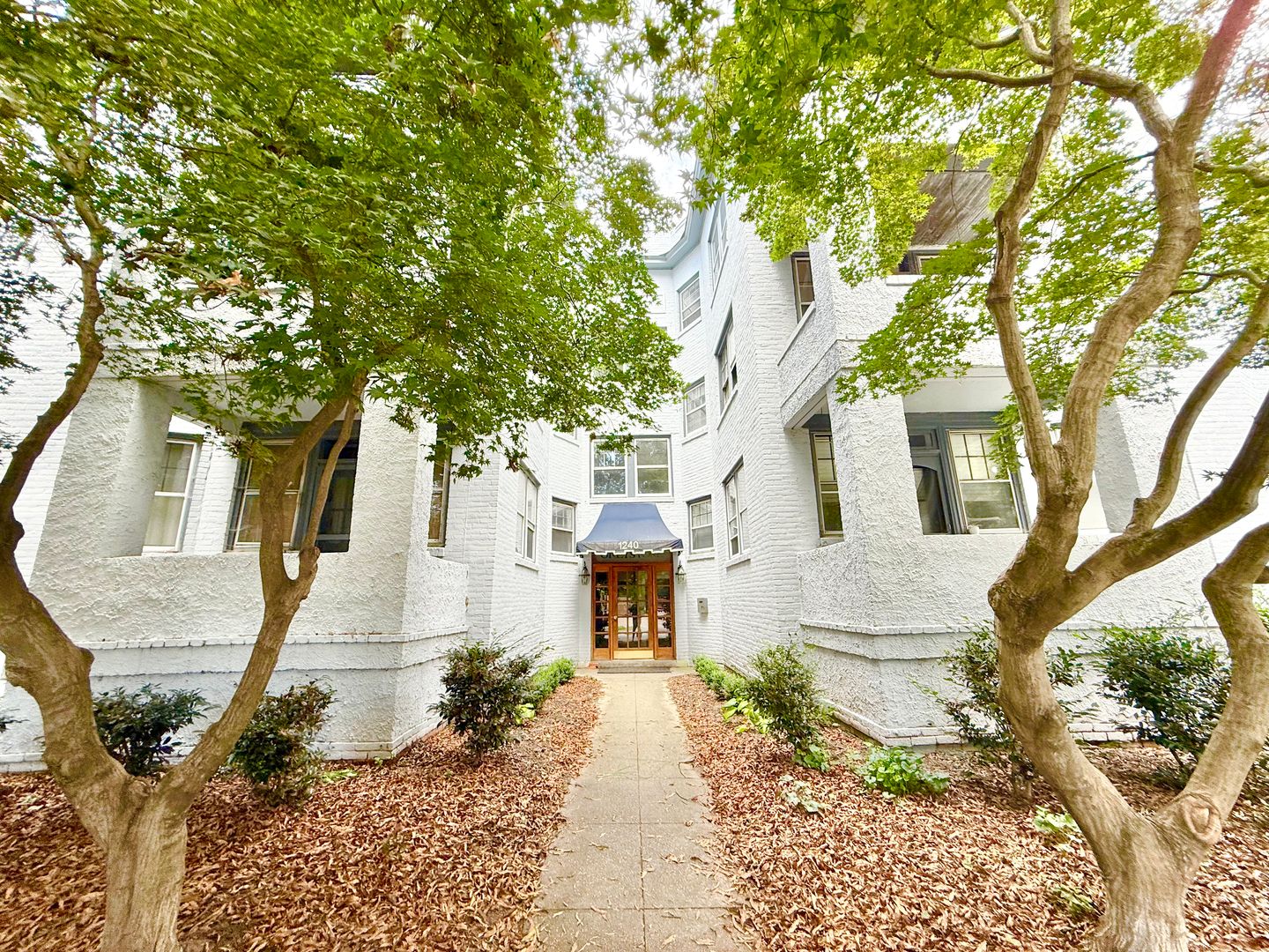 **BEST DEAL**Ghent -2 Bedroom condo 2nd Floor w/veranda!