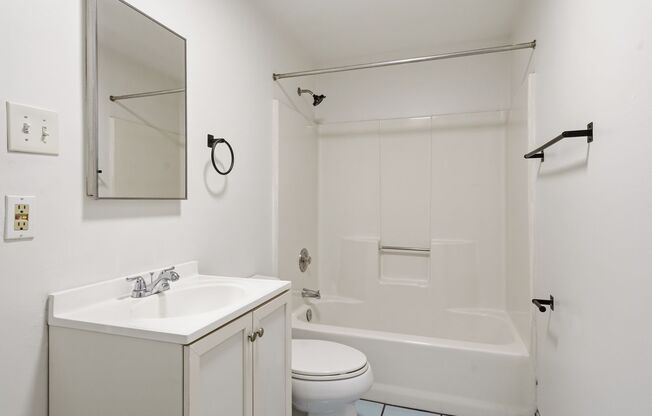 1 bed, 1 bath, 700 sqft, $799, Unit #107