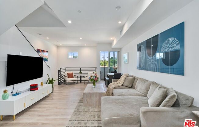 4912 S CENTINELA AVE