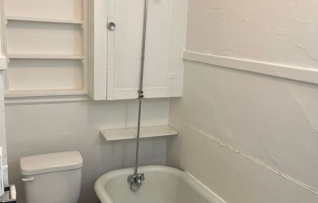 2 beds, 1 bath, $810, Unit D-2