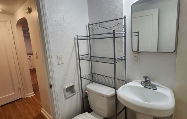 2 beds, 1 bath, 700 sqft, $1,045, Unit 15