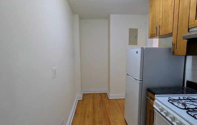 2 beds, 1 bath, $3,350, Unit 2D