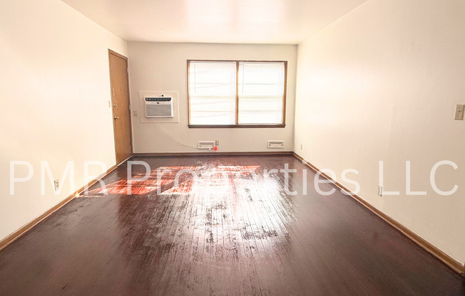 2 beds, 1 bath, $820, Unit 4524- 01