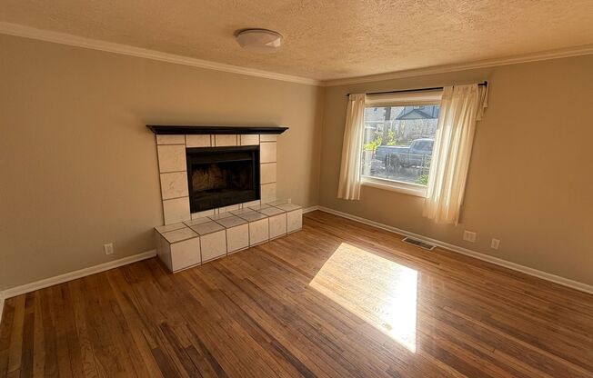 Country Charm Meets City Convenience – 4 Bedroom Farmhouse Retreat in SE Portland
