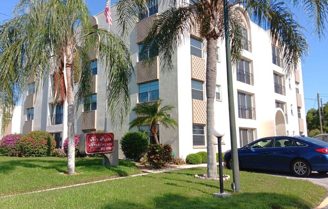 Spacious 2/2 apt, pristine bldg, near 4th St services, shopping & downtown